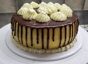 Una foto de Torta de cumpleaños sin gluten con drip cake de chocolate