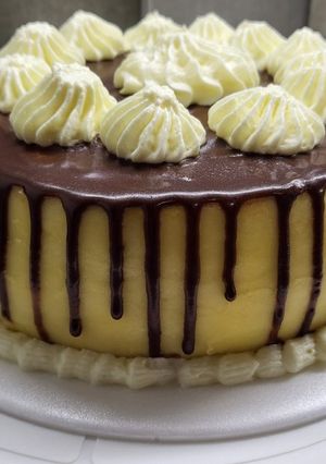 Una foto de Torta de cumpleaños sin gluten con drip cake de chocolate