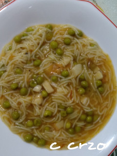 Una foto de Sopa de guisantes con fideos