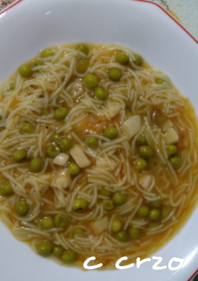 Una foto de Sopa de guisantes con fideos