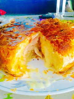 Una foto de Hojaldre relleno de tortilla de patatas, lonchas de pavo y queso para fundir
