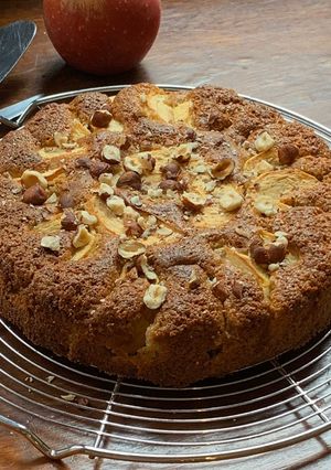 Une photo de ☆Gâteau au Yaourt à la Grecque, Huile d’Olive, Pommes et Noisettes☆