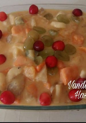 A picture of Fruit Custard/Salad 🍏🍎🍊🍋🍌🍇🍓🍒🥝🍍.