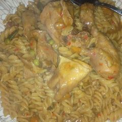 A picture of Jollof macroni.