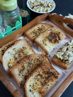 A picture of Garlic Bread with scrambled eggs.