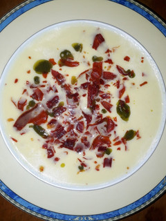 Una foto de Sopa de melón, con aceite de albahaca, y crujiente de jamón