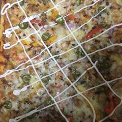A picture of Barbecue sauce pizza.