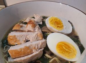 Une photo de Ramen au poulet