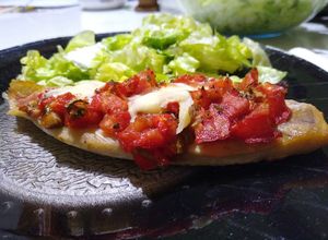 Una foto de Pez gallo salseado al horno