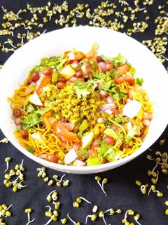 સ્પ્રાઉટેડ પલ્સીસ ભેળ (Sprouted pulses Bhel Recipe in Gujarati) રેસીપી મુખ્ય ફોટો