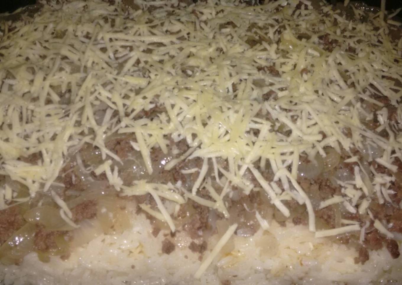 Pastel de arroz tostado con carne molida, cebolla y queso