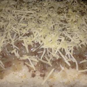 Pastel de arroz tostado con carne molida, cebolla y queso
