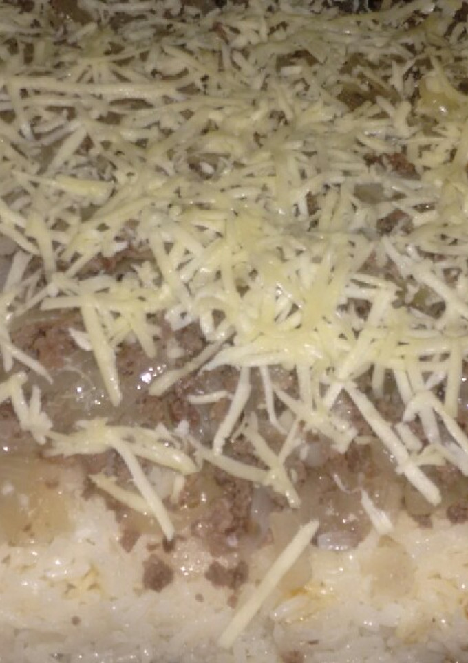 Una foto de Pastel de arroz tostado con carne molida, cebolla y queso