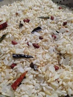मुरमुरे पोहे नमकीन (murmure pohe namkeen recipe in Hindi) रेसिपी मुख्य फोटो