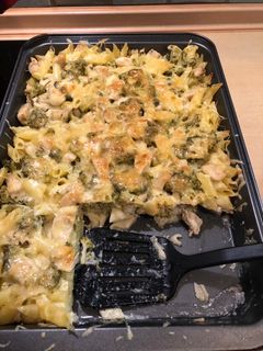 Brokkolis-tejszínes-csirkés tészta recept fotója