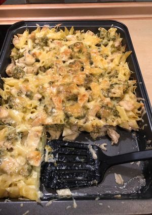 Brokkolis-tejszínes-csirkés tészta recept fotója