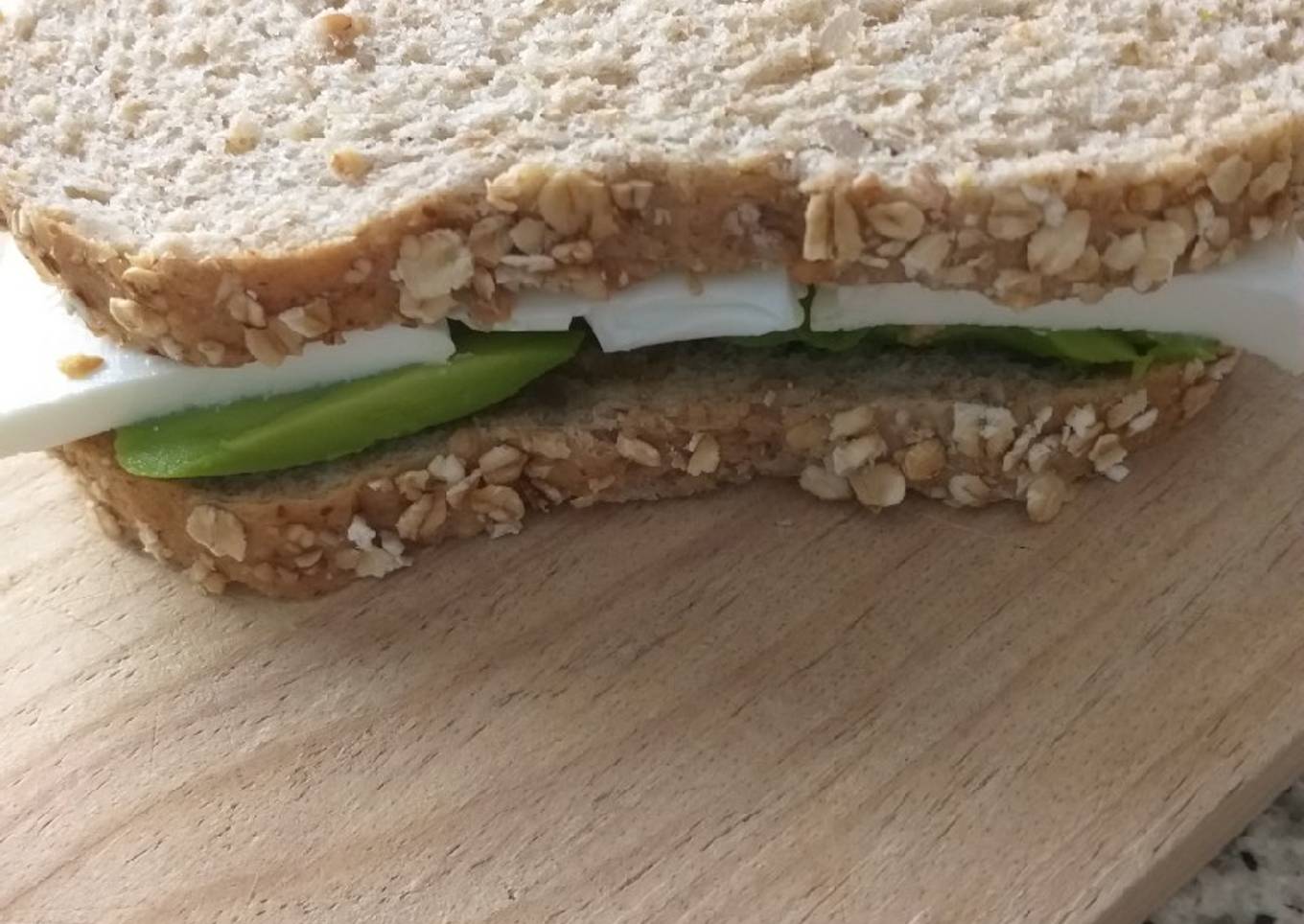 Sándwich de aguacate y queso fresco