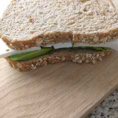 Una foto de Sándwich de aguacate y queso fresco
