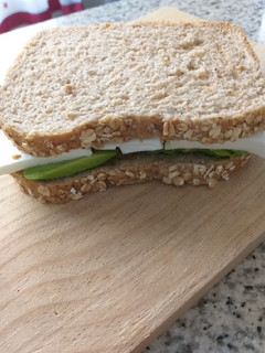 Una foto de Sándwich de aguacate y queso fresco
