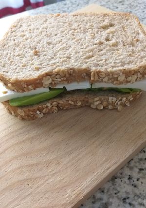 Una foto de Sándwich de aguacate y queso fresco
