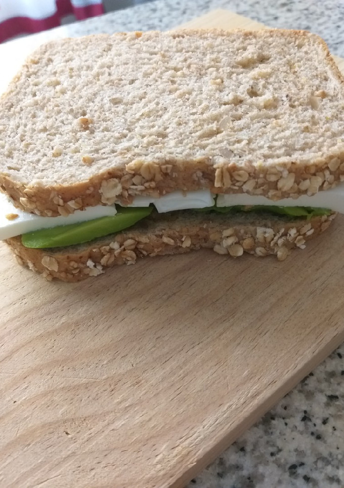Una foto de Sándwich de aguacate y queso fresco
