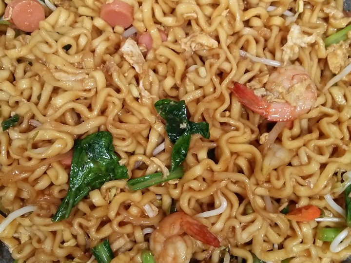 Langkah Mudah untuk Membuat Mi goreng udang sosis, Enak