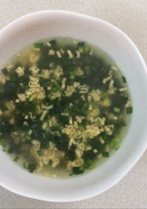 Hình của món Mì ăn liền nấu canh hẹ.