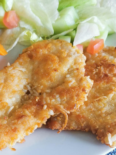 Una foto de Pollo empanizado con coco para ensalada