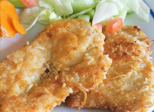 Una foto de Pollo empanizado con coco para ensalada
