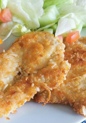 Una foto de Pollo empanizado con coco para ensalada