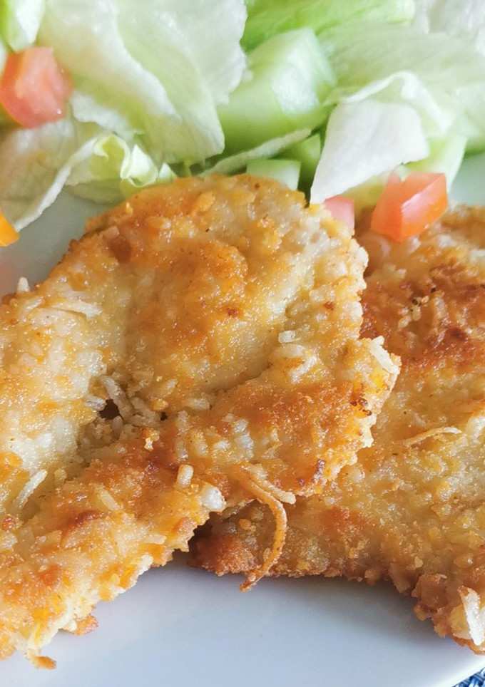 Una foto de Pollo empanizado con coco para ensalada