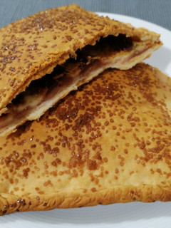Una foto de Empanada de bacon, queso y dátiles