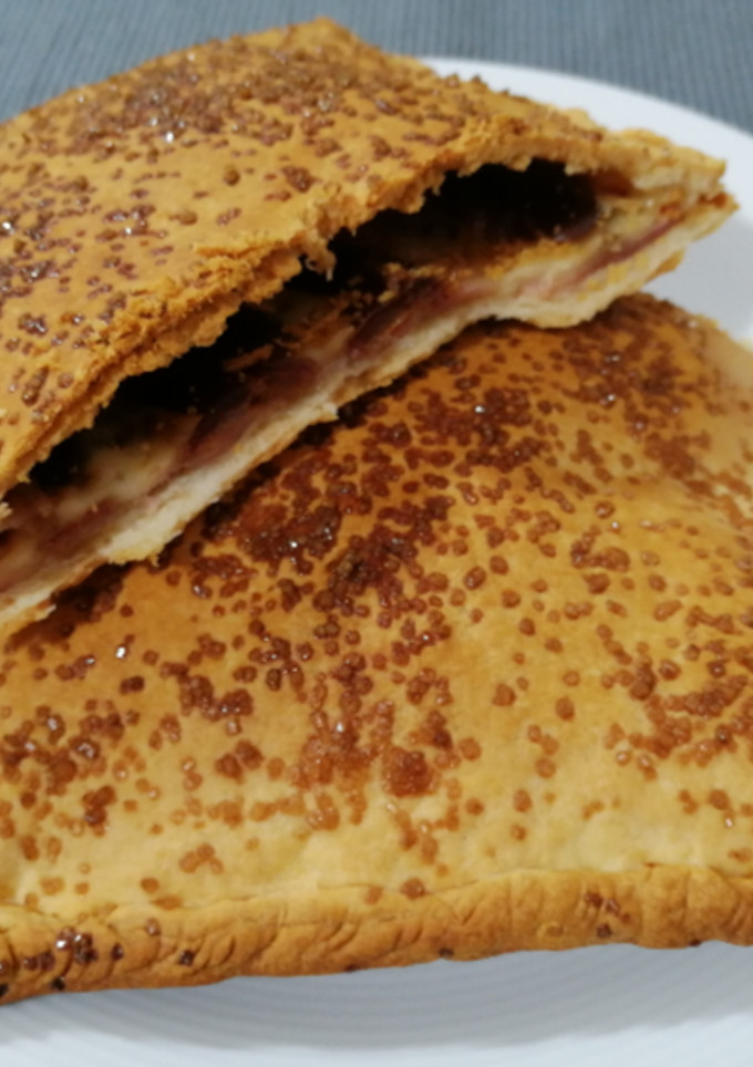 Una foto de Empanada de bacon, queso y dátiles