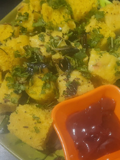 रवा - बेसन ढोकळा (Rava Besan Dhokla Recipe In Marathi) रेसिपी चे मुख्य फोटो