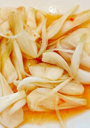 Hình của món Hành tươi trộn sốt mắm ớt.