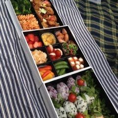 DEAN&DELUCA 3-Tier Bento Box for Flower Viewing A picture of DEAN&DELUCA 3-Tier Bento Box for Flower Viewing.