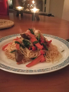 Una foto de Wok de fideos de arroz con verduras