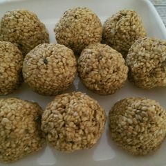 A picture of Til ke Laddu.