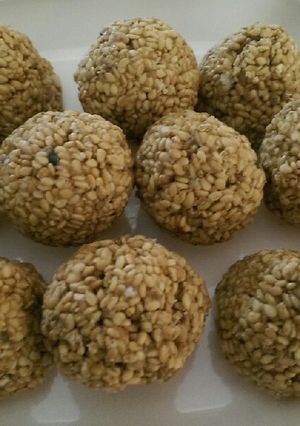 A picture of Til ke Laddu.