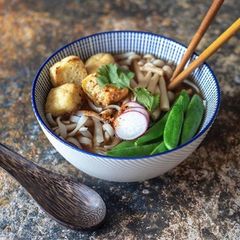 A picture of Crispy tofu and rice noodles ramen 🍜 🌱.