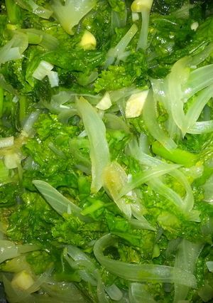 A picture of steamed kale.