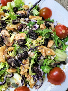 Una foto de Ensalada de brotes, semillas y frutos secos