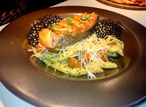 Una foto de Salmón aderezado en limón - pasta penné en pesto