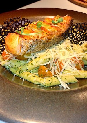 Una foto de Salmón aderezado en limón - pasta penné en pesto