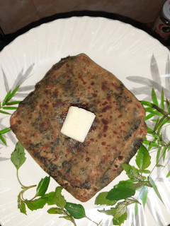 बथुआ का पराठा (Bathua ka Paratha recipe in hindi) रेसिपी मुख्य फोटो