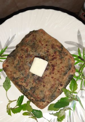 बथुआ का पराठा (Bathua ka Paratha recipe in hindi) रेसिपी मुख्य फोटो