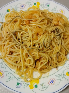Una foto de Espaguetis con Gulas y Gambas