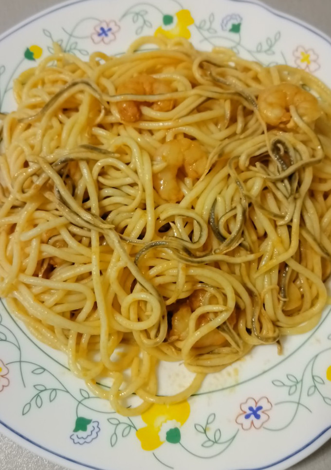 Una foto de Espaguetis con Gulas y Gambas