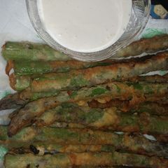 A picture of Asparagus spears with garlic aioli.