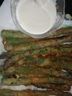 A picture of Asparagus spears with garlic aioli.